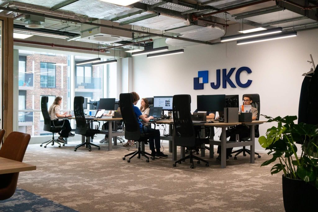 Afbeelding van team JKC op kantoor