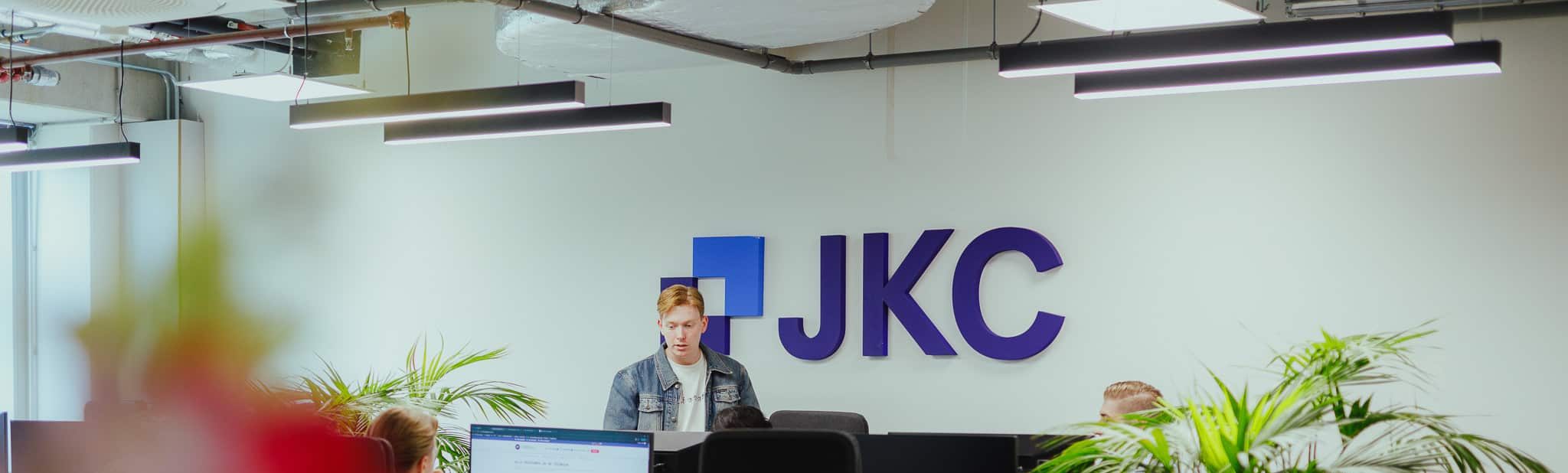 Collega's die bezig zijn met het ontwikkelen van een webshop