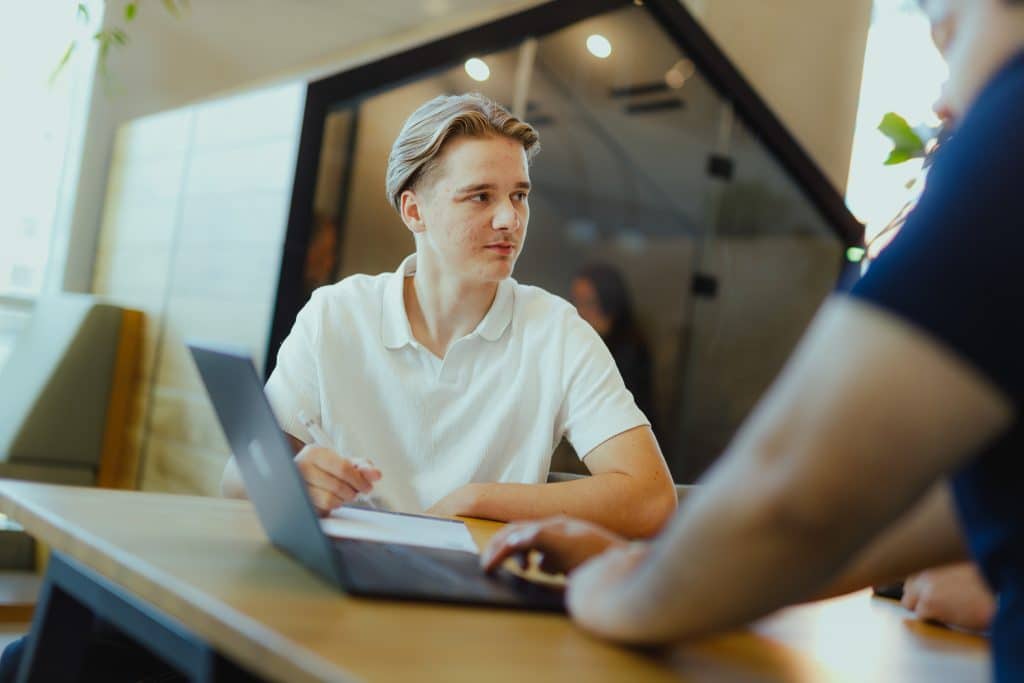 Werknemer praat over content strategie