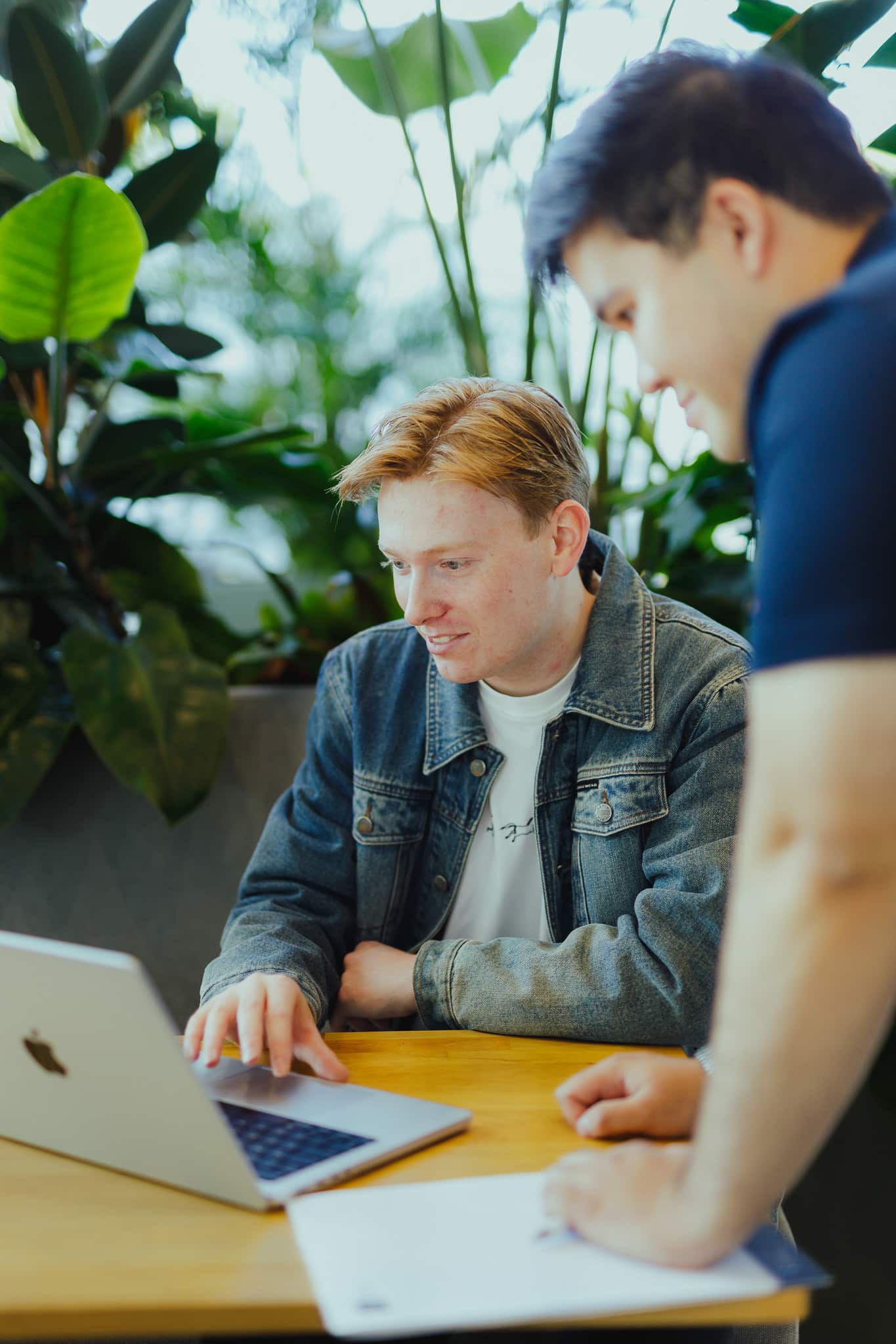 Collega bekijkt website-ontwikkeling
