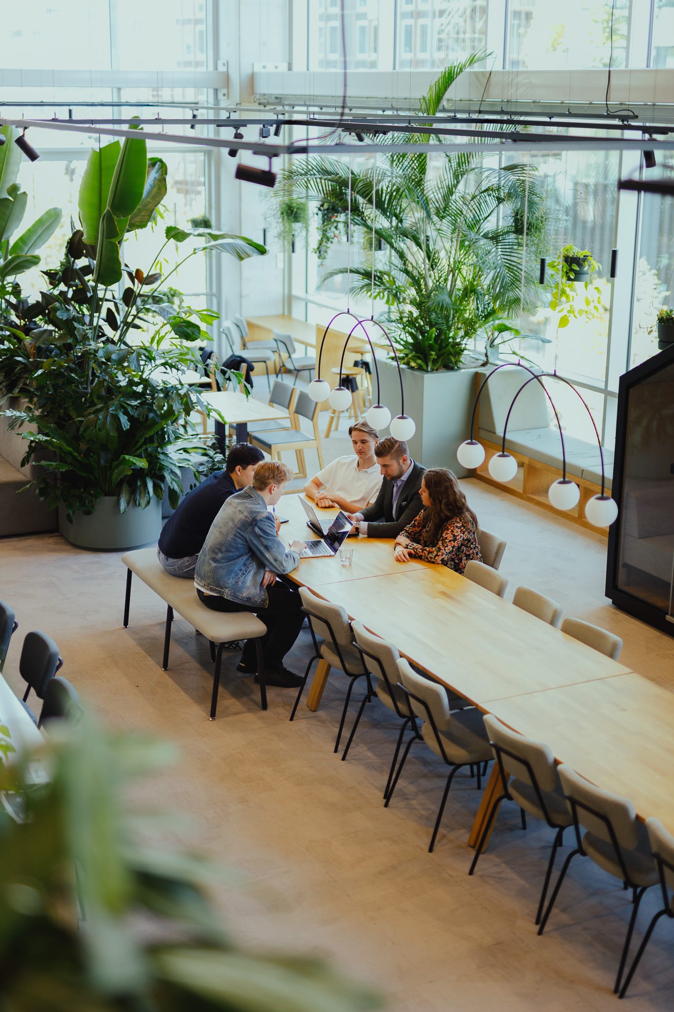 Collega's bespreken webshop-ontwikkeling